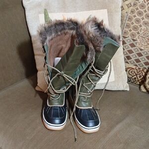 Women's Lace Up Boots with Faux Fur Trim